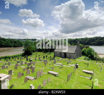 San Tysilio chiesa sulla Chiesa sull isola di Anglesey nel Galles del Nord cercando attraverso il Menai stretto per il Menai Bridge Foto Stock