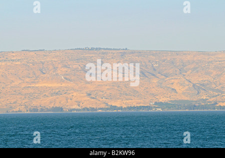 Una vista delle alture del Golan e il lago di Tiberiade (Mare di Galilea) visto dalla città di Tiberiade, Israele. Foto Stock