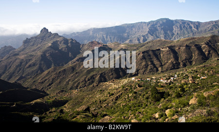 Villaggio in La Cumbre con Roque Ventaiga nella distanza Gran Canaria Spagna Foto Stock