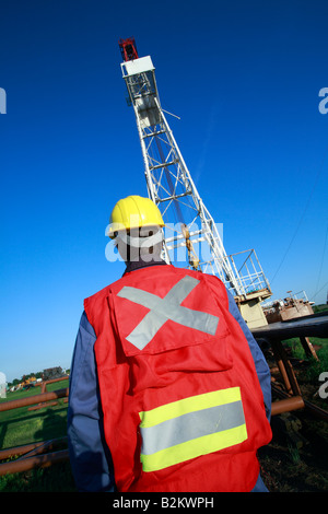 Olio impianto di perforazione con operaio in Alberta Canada Foto Stock