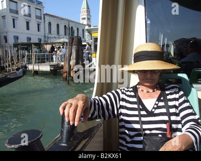 Donna in barca taxi a Venezia Foto Stock