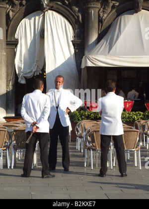 Tre smart camerieri in piazza San Marco, Venezia Foto Stock