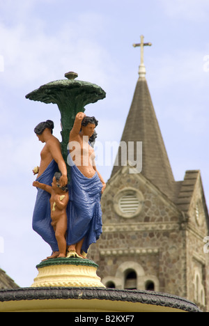 Basseterre, statue sulla fontana vicino Cattedrale dell Immacolata Concezione in Piazza Indipendenza, sull'isola caraibica di Saint Kitts Foto Stock