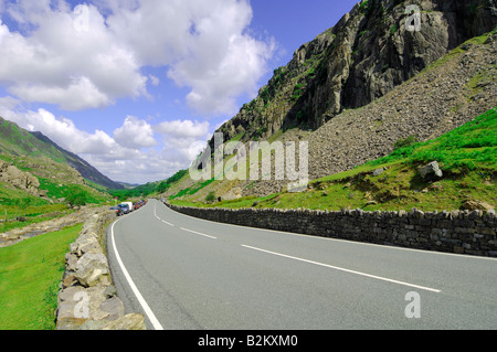 L'A4086 attraverso Llanberis passano in Gwynedd Galles del Nord tra Snowdon Mountain Range e Glyderau Foto Stock