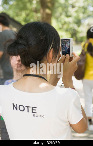 Ragazza cinese di scattare una foto con una fotocamera digitale, Cina, Suzhou, la Collina della Tigre Foto Stock