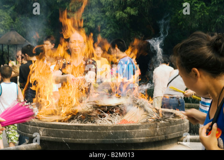 Cina, Hangzhou, donne pregando presso il Tempio Lingyin Foto Stock