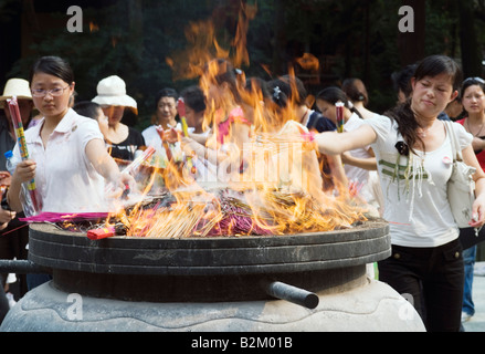 Cina, Hangzhou, persone in preghiera presso il Tempio Lingyin Foto Stock