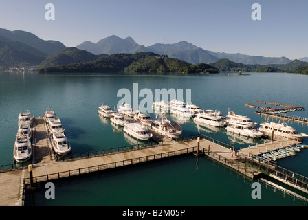 Barche ormeggiate su Sun Moon Lake, Taiwan, Nantou County Foto Stock