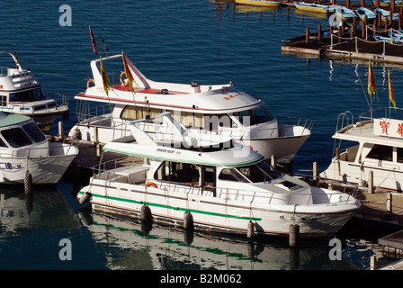 Barche ormeggiate su Sun Moon Lake, Taiwan, Nantou County Foto Stock