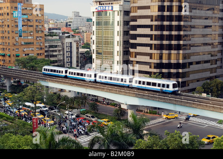 Taiwan, Taipei City, Fuxing Road MRT e traffico Foto Stock