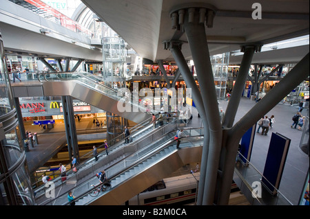 Interno della grande nuova moderna stazione ferroviaria principale Hauptbahnhof di Berlino Germania 2008 Foto Stock