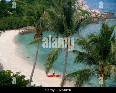 Lone kayak su Hat Sai Daeng sulla spiaggia di Ko Tao Island in Thailandia Foto Stock