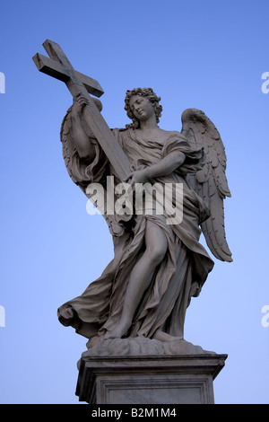 La scultura di un angelo con le ali su uno sfondo di cielo blu Foto Stock