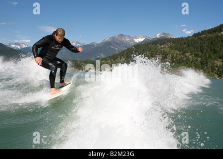 Wave Surf dietro una barca sul lago verde in Whistler della Columbia britannica in Canada Foto Stock