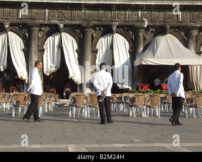 Tre smart camerieri in piazza San Marco, Venezia Foto Stock