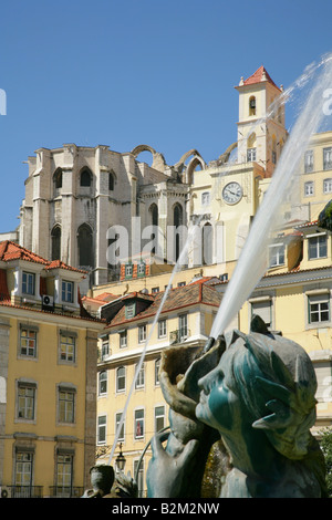 Fontana in Rossio o Praça Dom Pedro IV, Lisbona, Portogallo, guardando verso il Convento do Carmo e Bairro Alto. Foto Stock