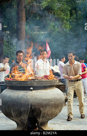 Cina, Hangzhou, persone in preghiera presso il Tempio Lingyin Foto Stock