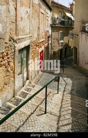 Vicolo tra le case del quartiere di Alfama, Lisbona, Portogallo. Foto Stock