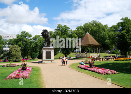 Statua del leone e bandstand, Forbury Gardens, Reading, Berkshire, Inghilterra, Regno Unito Foto Stock