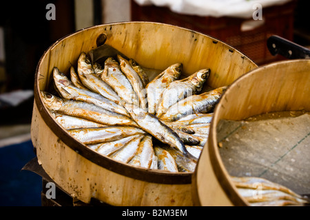 Scatola di sardine fresche per la vendita sul mercato del contadino in Sineu, Maiorca, isole Baleari, Spagna Foto Stock