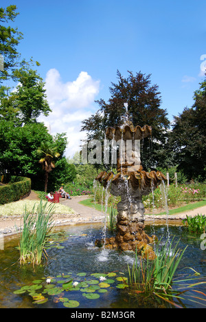 Fontana e stagno, Forbury Gardens, Reading, Berkshire, Inghilterra, Regno Unito Foto Stock