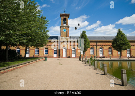 La vecchia sala macchina e torre dell'orologio del vecchio Royal Small Arms Factory RSAF Enfield Regno Unito Foto Stock