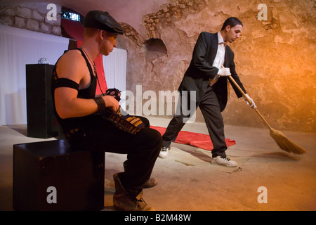 Attori Eyal Ackerman e Mandy Bakosh del Teatro Martef nel Faust di Johann Wolfgang von Goethe Foto Stock