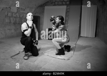 Attori Eyal Ackerman e Barhan Mekonen del Teatro Martef nel Faust di Johann Wolfgang von Goethe Foto Stock