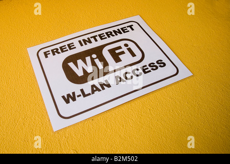 Hotspot WiFi firmare al di fuori di un bar nel centro di Cala Ratjada, Maiorca, SPAGNA Foto Stock