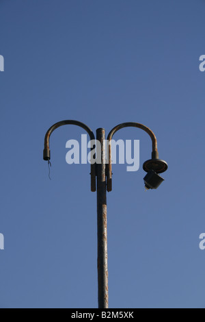Danneggiato street lampada posta all'aperto in sun Foto Stock