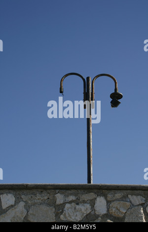 Danneggiato street lampada posta all'aperto in sun Foto Stock