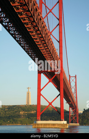 Ponte de Ponte 25 Abril attraversando il Rio Tejo, Lisbona, Portogallo. Foto Stock