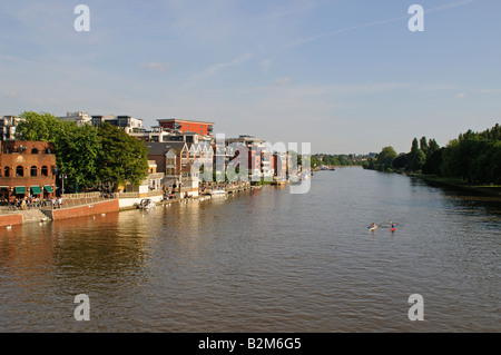 Vista del fiume Tamigi a Kingston Upon Thames, Regno Unito Foto Stock