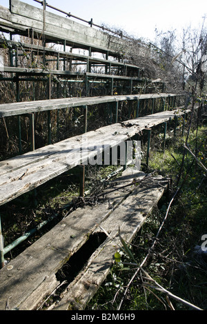 Svuotare il vecchio tribuna sportiva sul terreno abbandonati Foto Stock