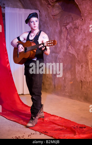 Attore Eyal Ackerman del Teatro Martef nel Faust di Johann Wolfgang von Goethe Foto Stock