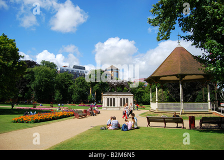 Giardini e palco per spettacoli, Forbury Gardens, Reading, Berkshire, Inghilterra, Regno Unito Foto Stock