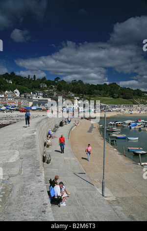 I visitatori a piedi lungo il Cobb di Lyme Regis, Dorset, Regno Unito Foto Stock