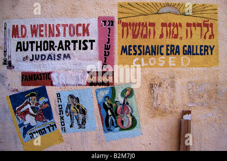 Colorati graffiti ebraica adorna una parete nella vecchia artisti' trimestre Tsfat, il luogo di nascita di Kabbalah in Israele. Foto Stock