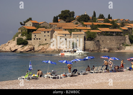 Spiaggia di Sveti Stefan, isola esclusivo resort hotel di lusso, con traghetto proveniente da Budva Foto Stock