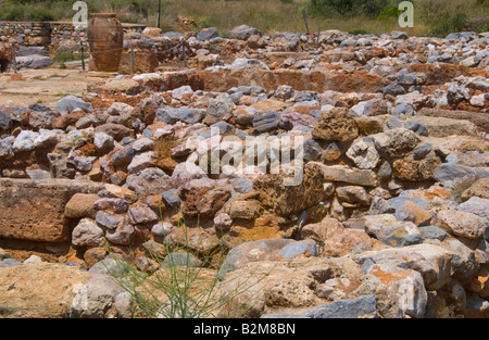 Rovine del palazzo minoico distrutto da un incendio nel 1450 BC a Malia sul Greco isola mediterranea di creta GR EU Foto Stock