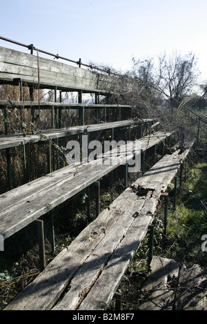 Svuotare il vecchio tribuna sportiva sul terreno abbandonati Foto Stock