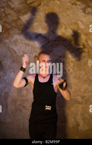 Attore Eyal Ackerman del Teatro Martef nel Faust di Johann Wolfgang von Goethe Foto Stock