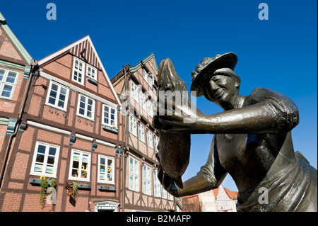 Fisherwoman Statua in centro storico di Stade, Bassa Sassonia, Germania, Europa Foto Stock