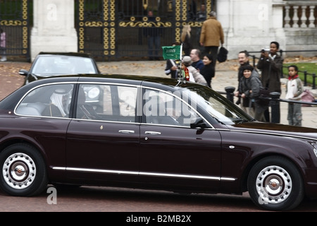 Re saudita Abdullah bin Abdul Aziz Al Saud lasciando Buckingham Palace Foto Stock