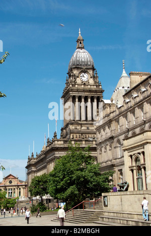 Città di Leeds si vede al di là della libreria e galleria d'arte a Victoria Square Foto Stock