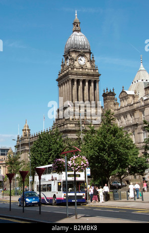 Città di Leeds si vede al di là del Headrow e alberi in Victoria Square Foto Stock