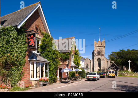 Pub Red Lion dalla Chiesa Parrocchiale di acqua dolce, Isle of Wight Regno Unito Foto Stock