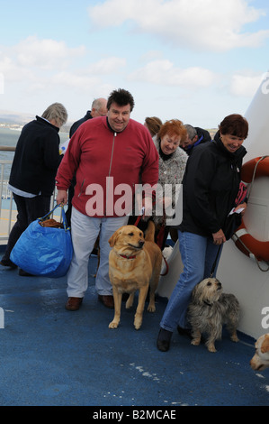 I passeggeri e i loro cani in coda per la fossa di scolo del cane cabina su Brittany Ferries Pont Aven en route da Plymouth Inghilterra Foto Stock