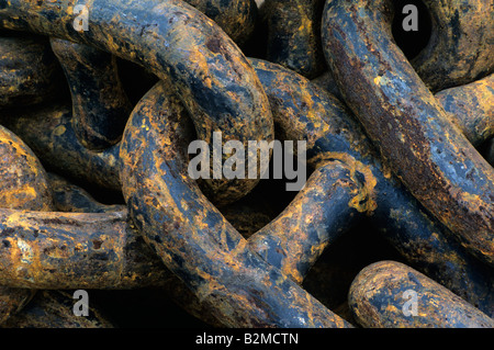 Area industriale nel centro cittadino di Ballard con grandi pile di catene metalliche a Seattle nello Stato di Washington STATI UNITI D'AMERICA Foto Stock