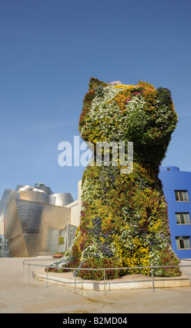 Scultura di cucciolo di cane da Jeff Koons di fronte al Museo Guggenheim Bilbao Spagna Foto Stock